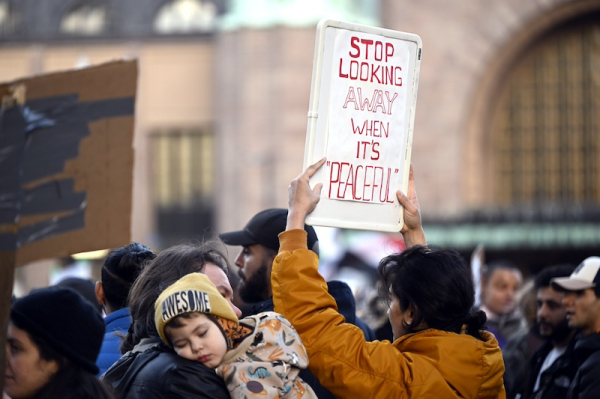 Protest supporting palestinian civilians halted en route to the Israeli embassy in Helsinki
Protest supporting palestinian civilians halted en route to the Israeli embassy in Helsinki