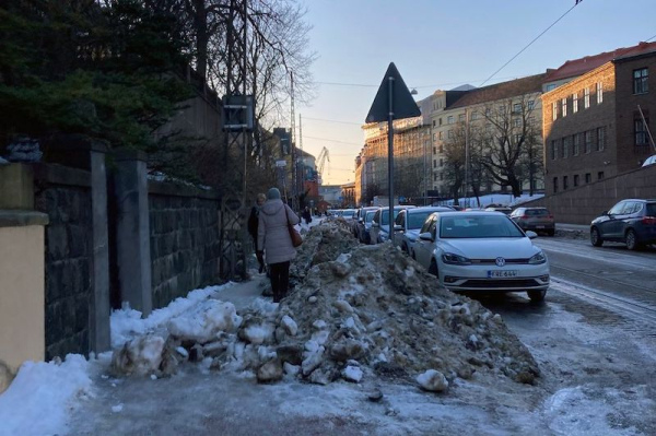 Helsinki city reminds residents not to pile snow from yards onto streets or parks
			 
					
				Helsinki city reminds residents not to pile snow from yards onto streets or parks