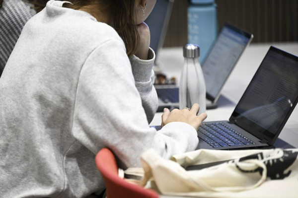 Record number of students receive loan interest assistance amid rising debt
Record number of students receive loan interest assistance amid rising debt