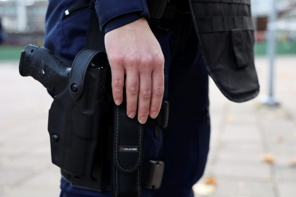 Police shoot knife-wielding man dead in Helsinki
Police shoot knife-wielding man dead in Helsinki